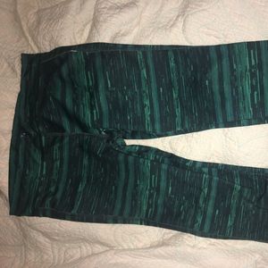 Girls/teen Old Navy green stripe capri leggings